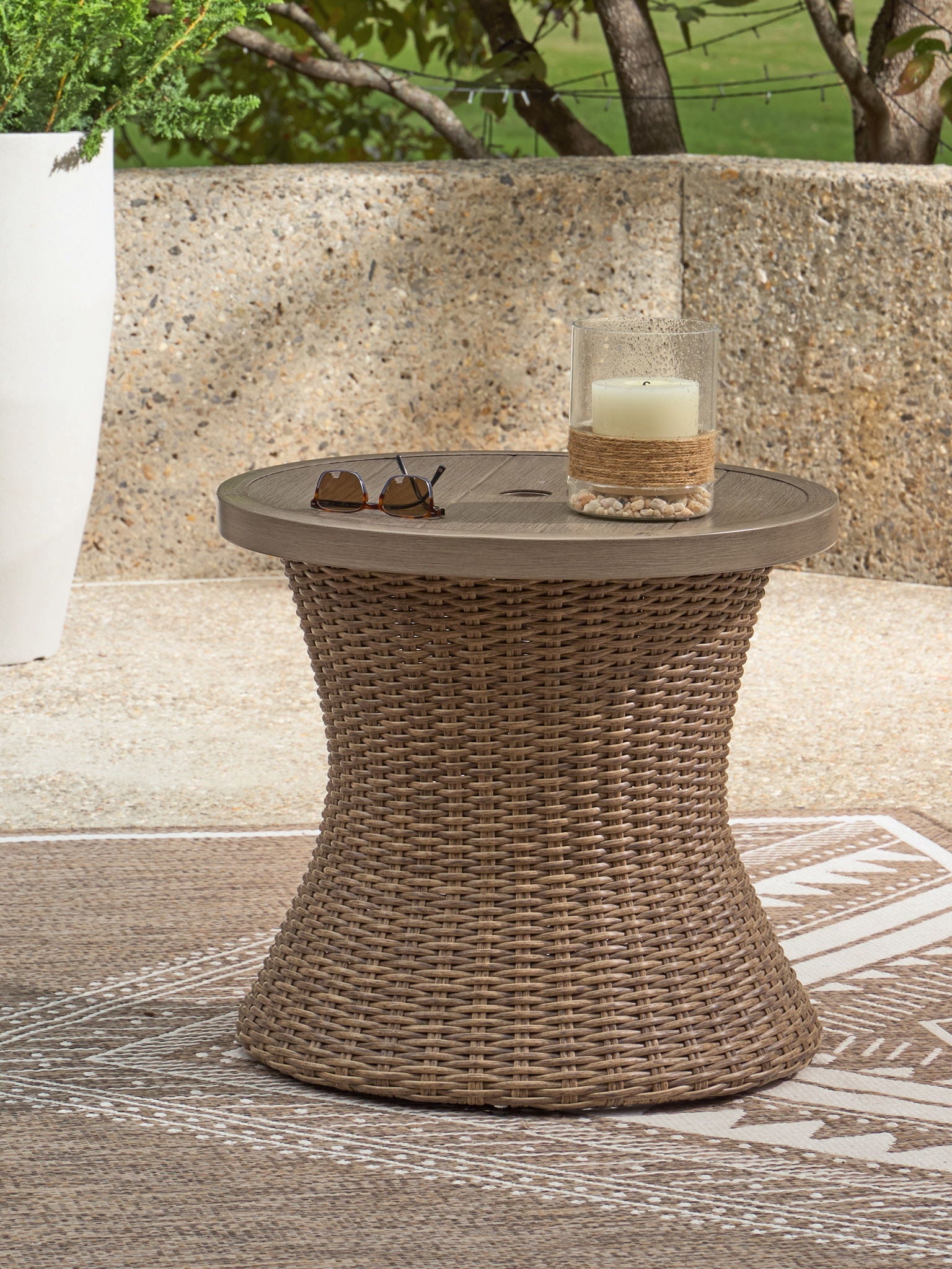 Laguna Heights - Table d'appoint ronde avec option parasol - Beige