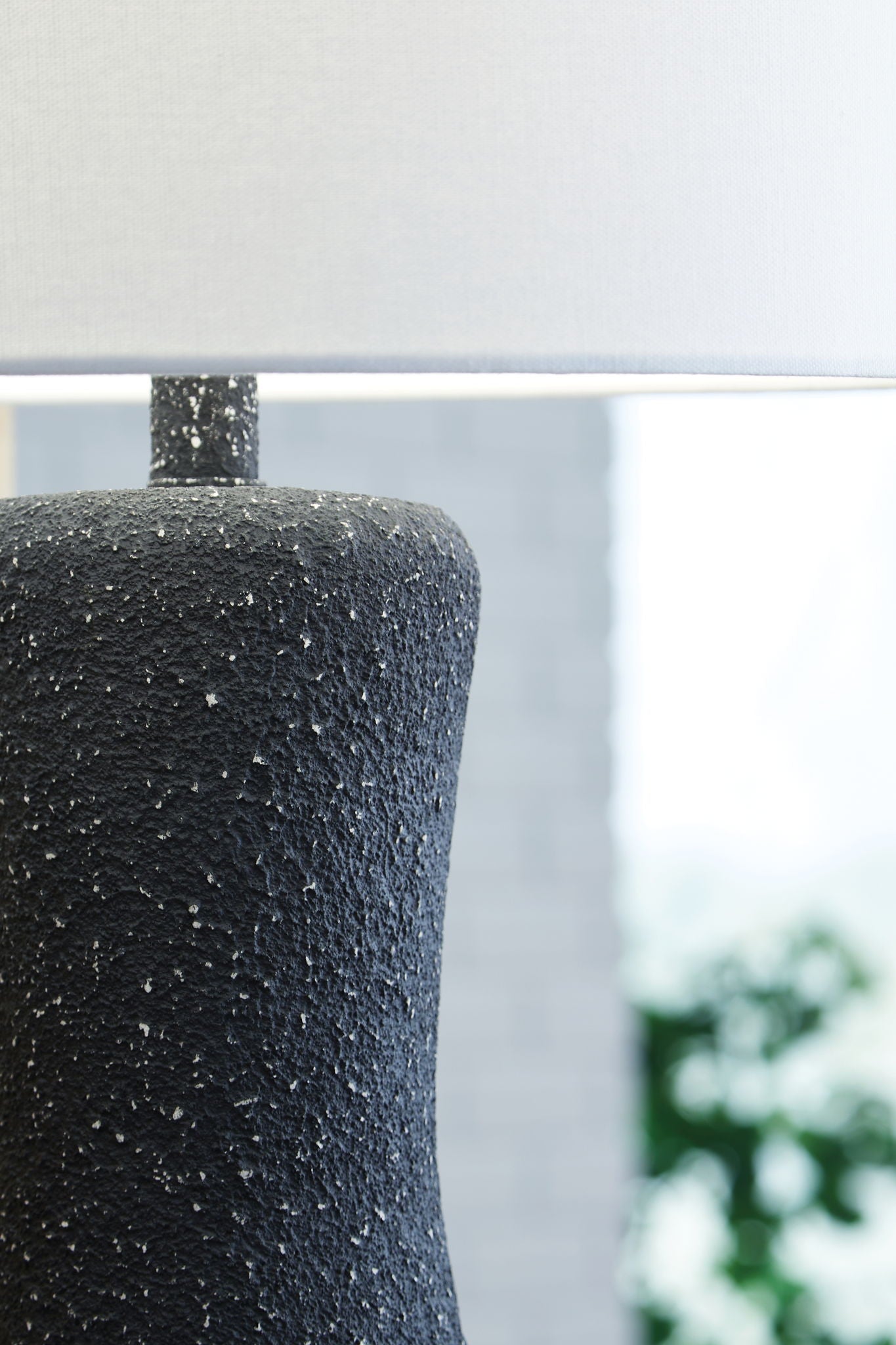 Maykins - Lampe de table en métal - Noir