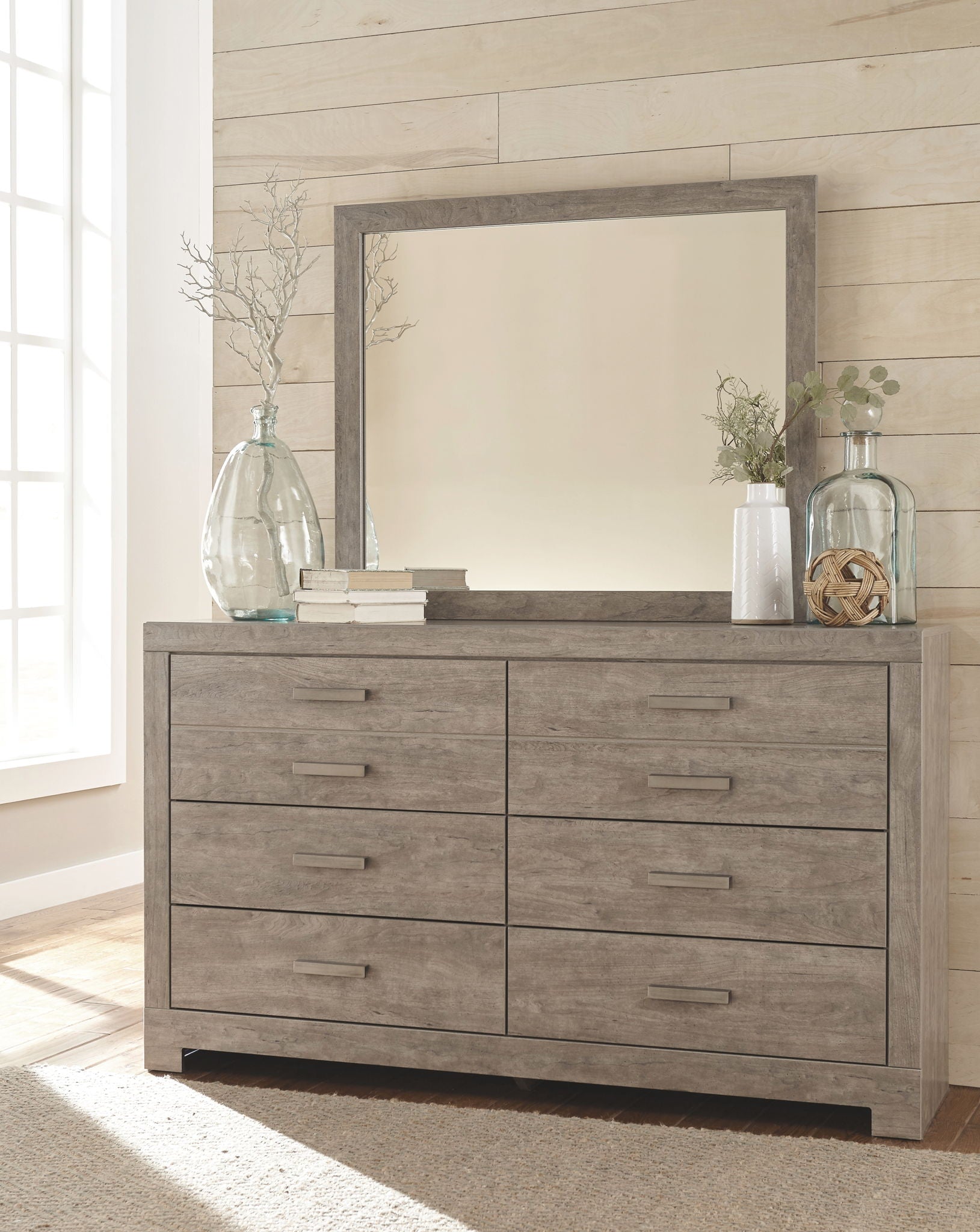 Culverbach - 5 morceaux - Commode, miroir, lit queen rembourré, 2 tables de chevet - Gris