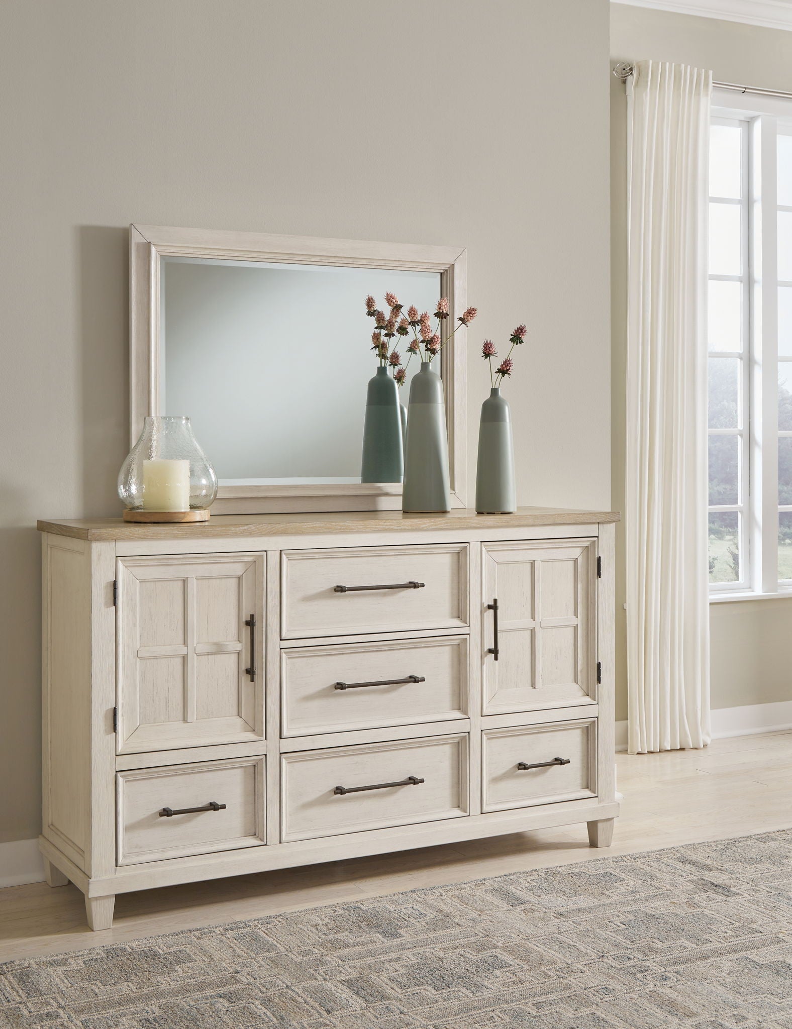 Shaybrock - Commode et miroir - Blanc antique / Marron