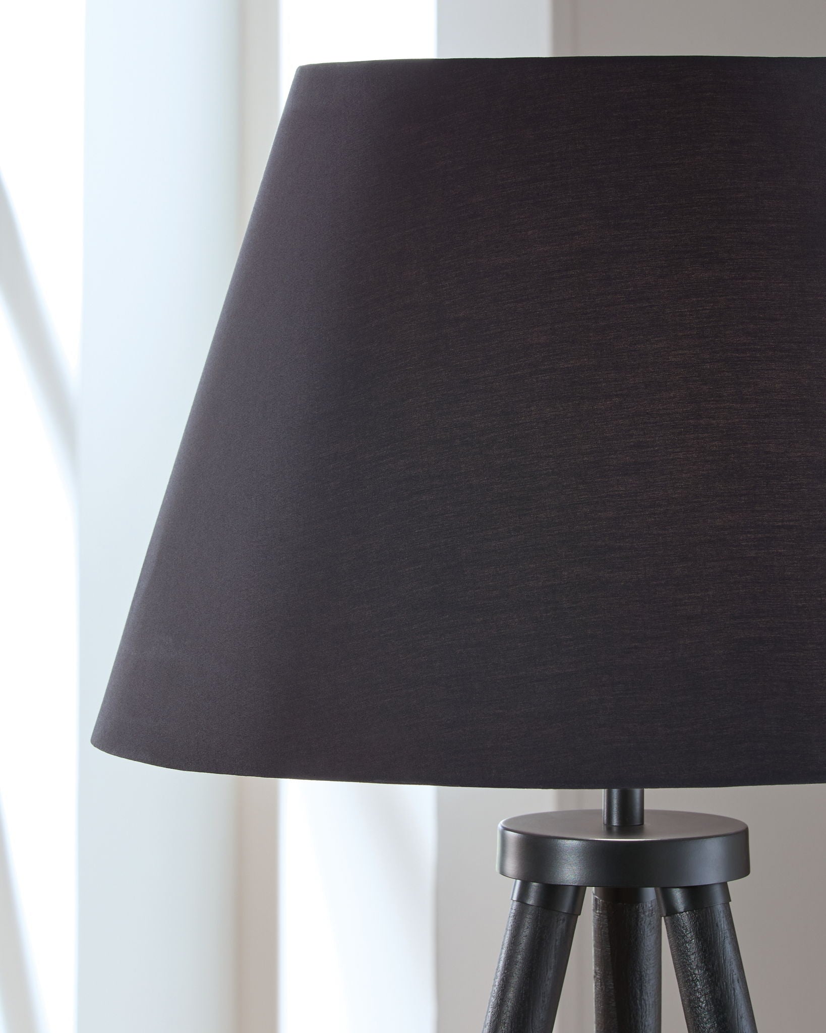Orhan - Lampadaire en bois - Noir