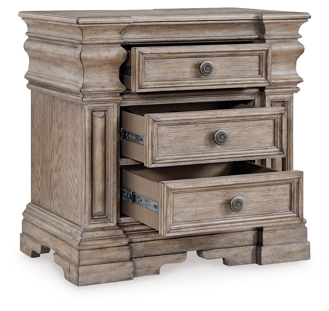 Blairhurst - Table de chevet à trois tiroirs - Marron grisâtre clair
