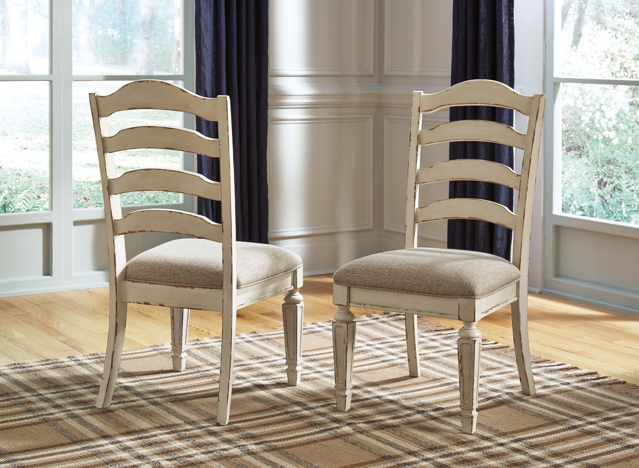 Realyn - Chaise latérale rembourrée (ensemble de 2) - Dossier à lattes - Blanc écaillé