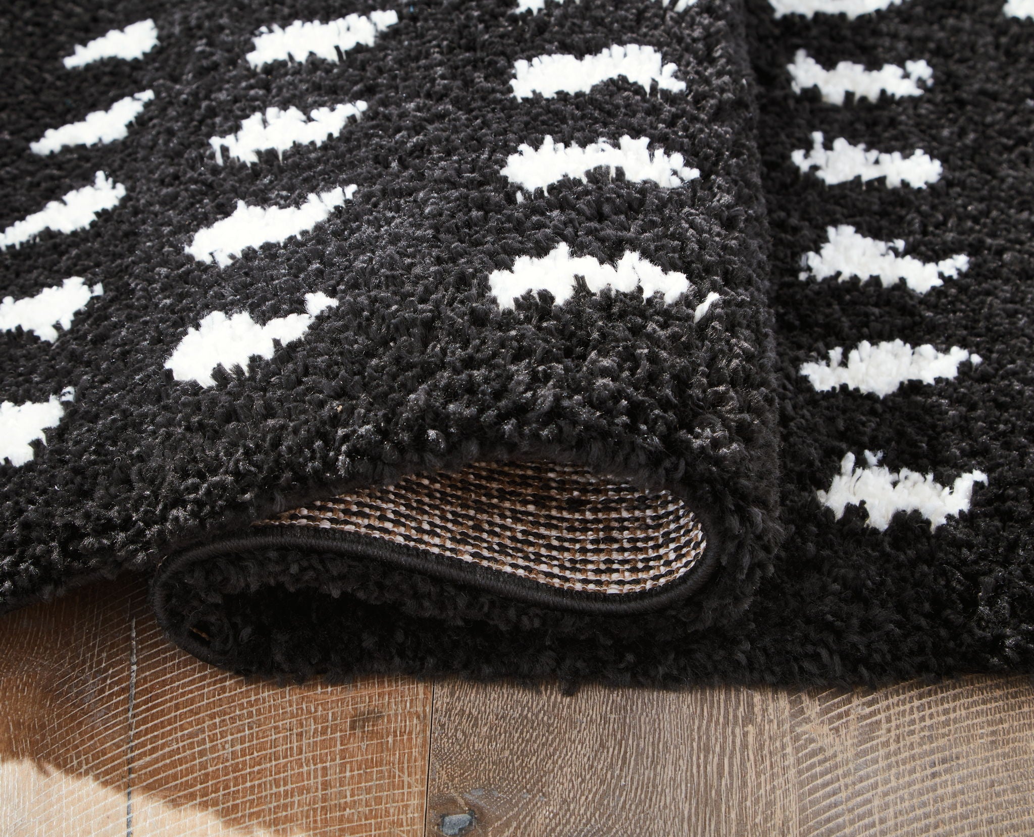 Minston - 5' x 7' Rug - Black / White