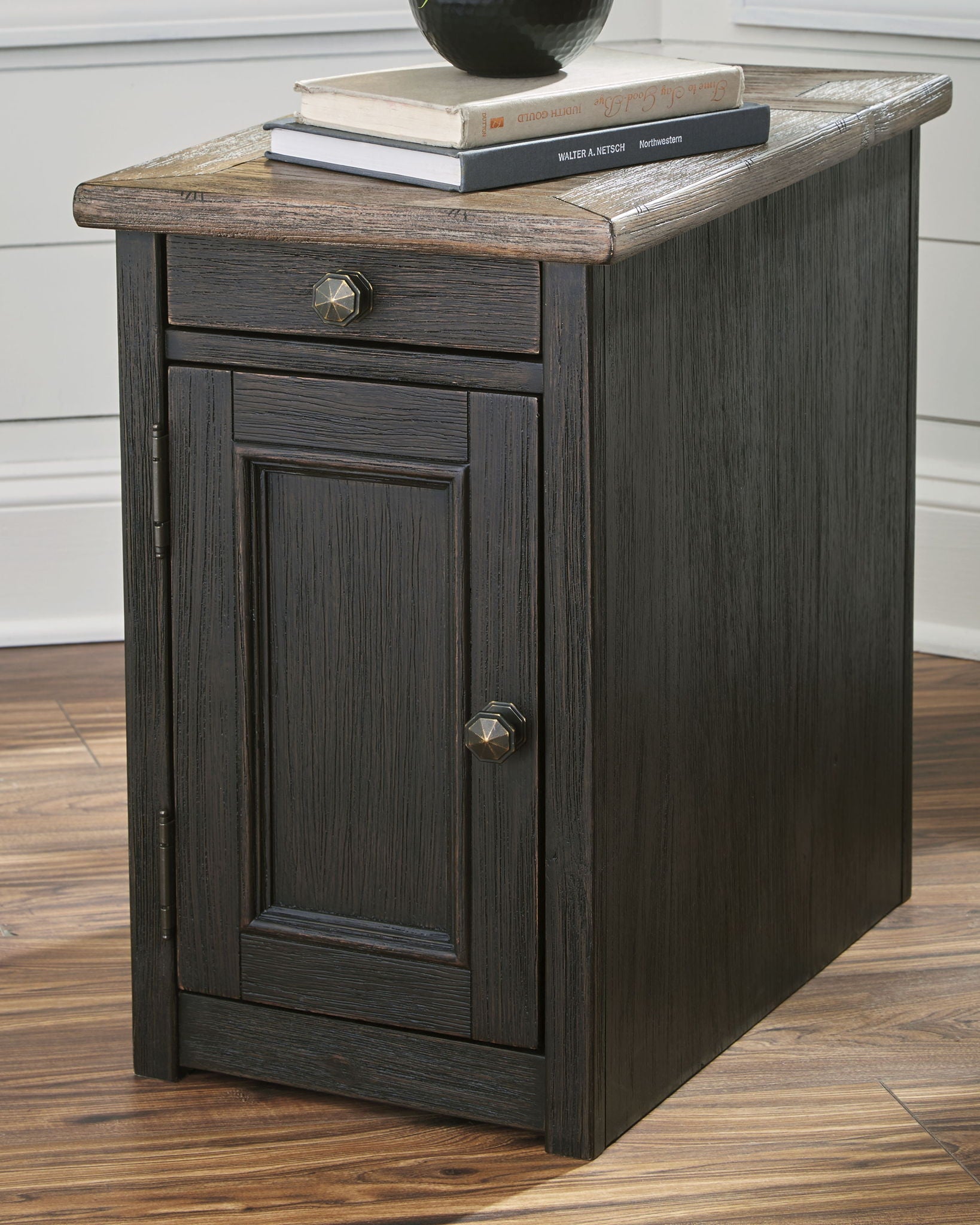Tyler Creek - Table d'appoint avec chaise - Gris-brun / Noir