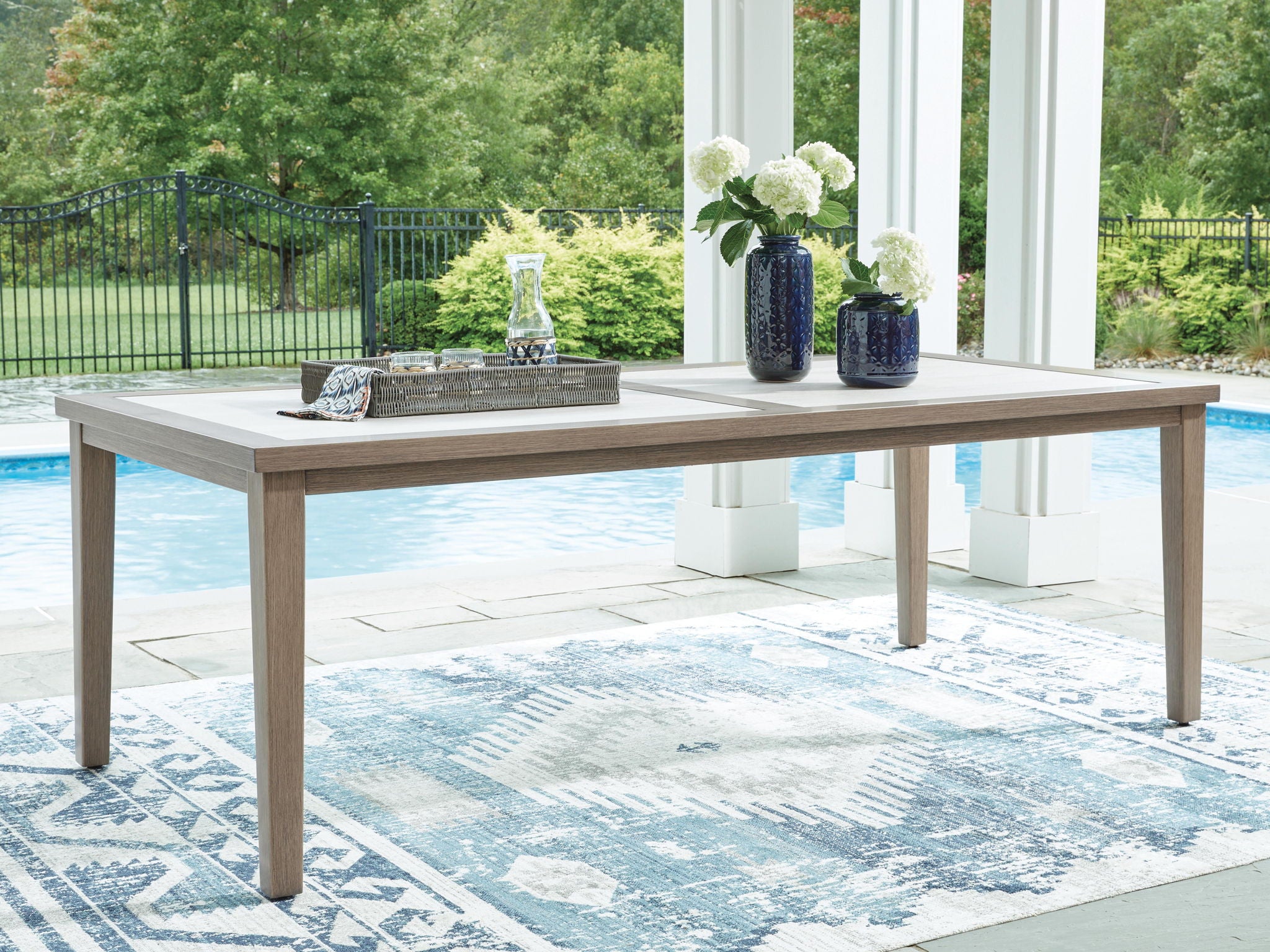Rainier Ranch - Table à Manger Rectangulaire avec Option Parasol - Marron / Beige