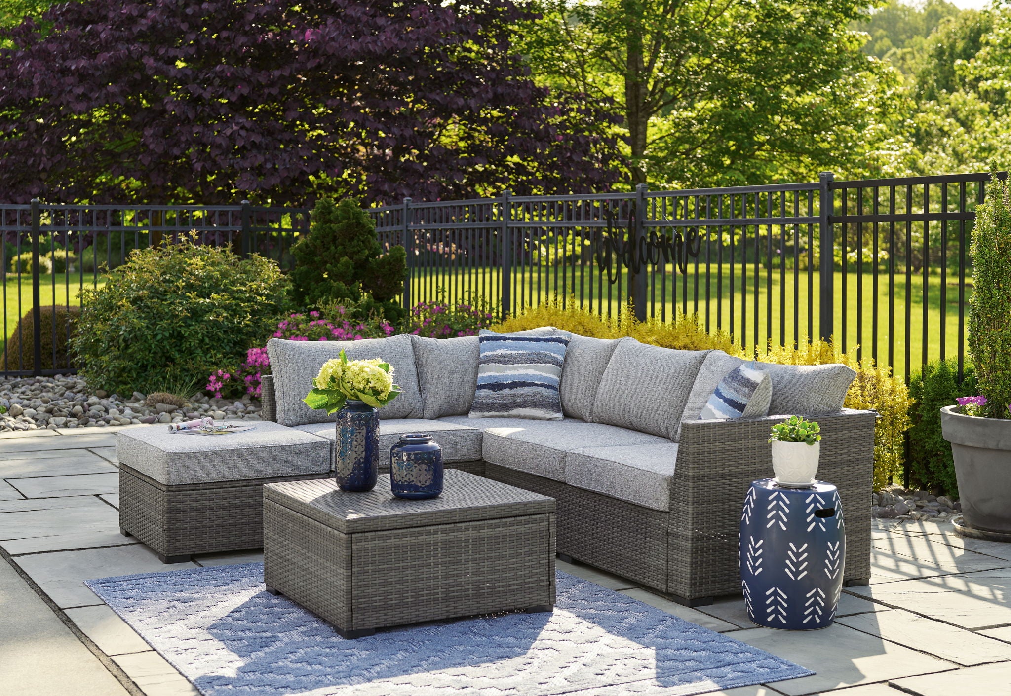 Petal Road - Canapé sectionnel deux places, Ottoman, Table (Lot de 4) - Gris