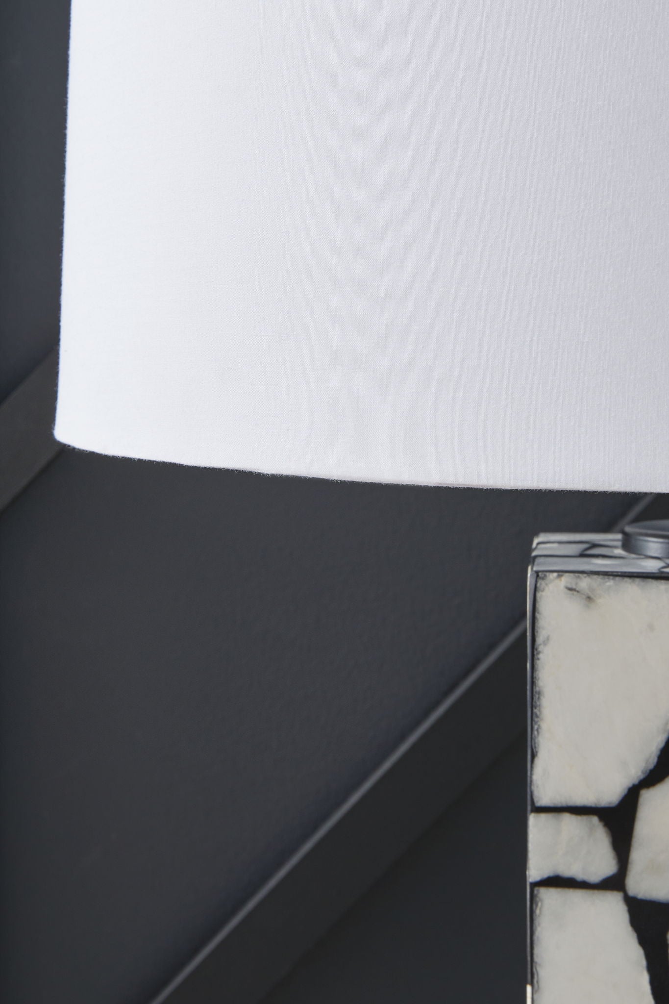 Macaria - Lampe de table en marbre - Blanc / Noir