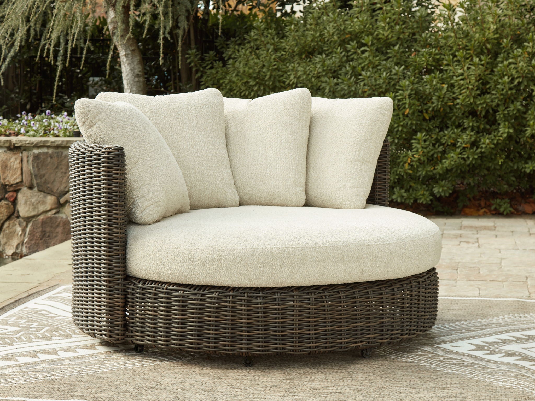 Kimora - Fauteuil pivotant avec coussin - Beige / Marron foncé