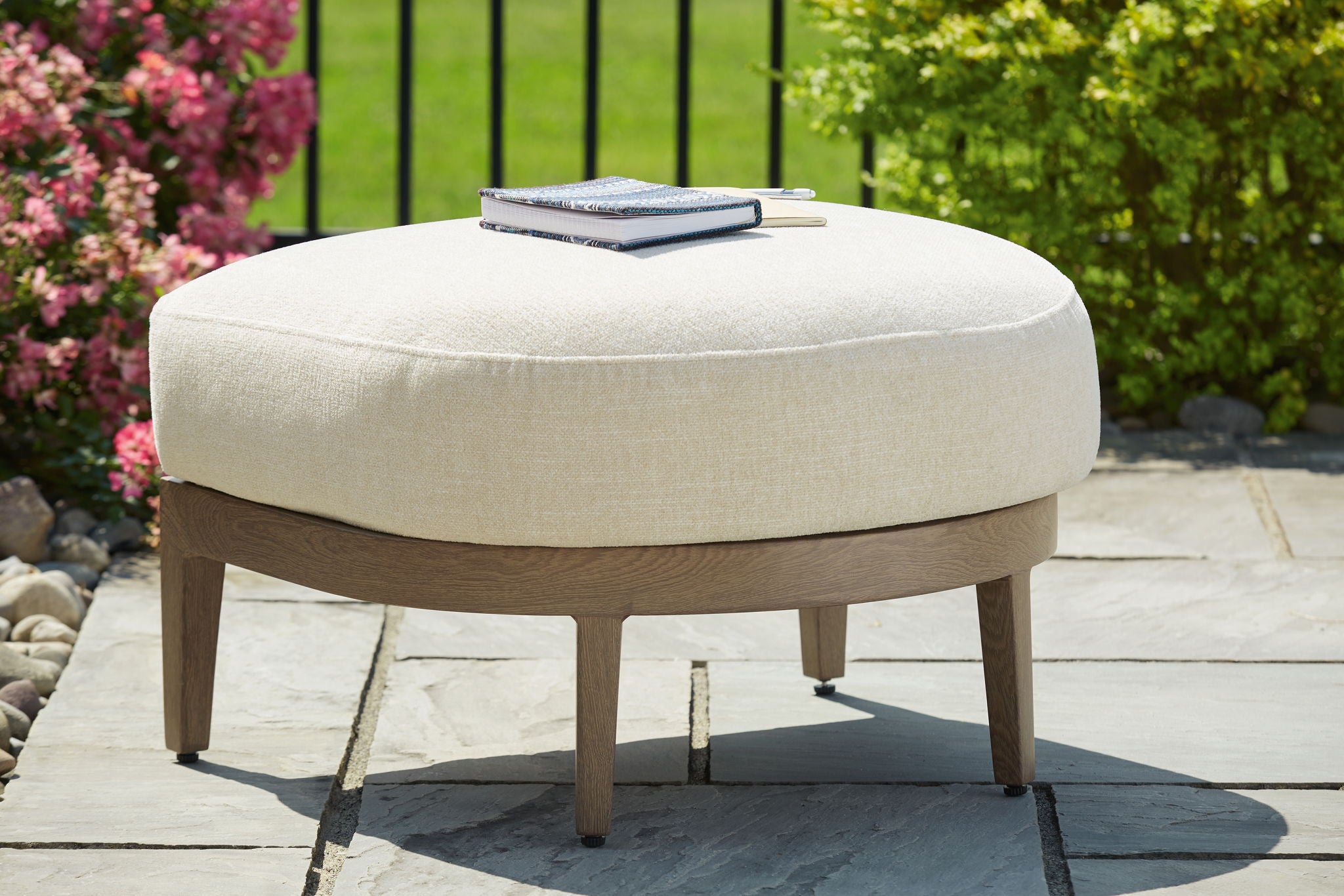 Serene Bay - Pouf avec coussin - Marron foncé / Blanc