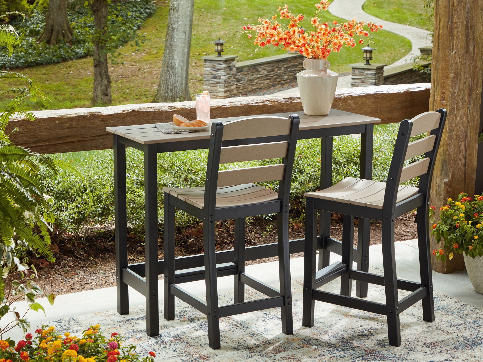 Shoreline Beach – Table de comptoir d'extérieur et 2 tabourets de bar (ensemble de 3) – Noir / Beige
