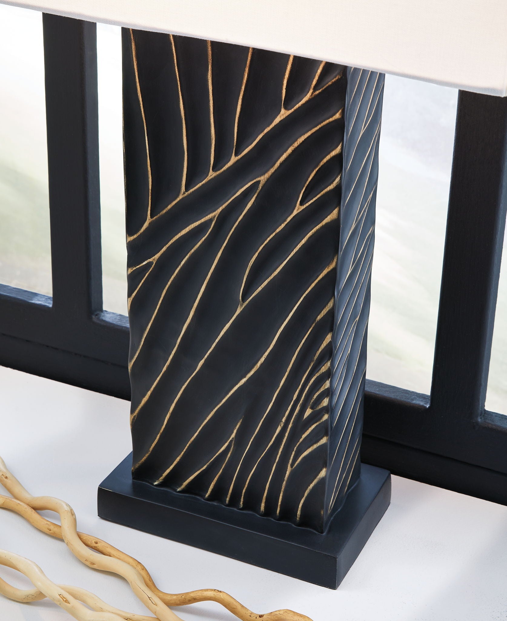 Lampe de table Bartlen - Poly - Finition noire / dorée