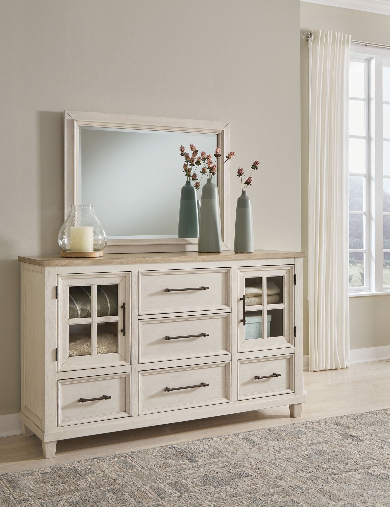 Shaybrock - Commode et miroir - Blanc antique / Marron