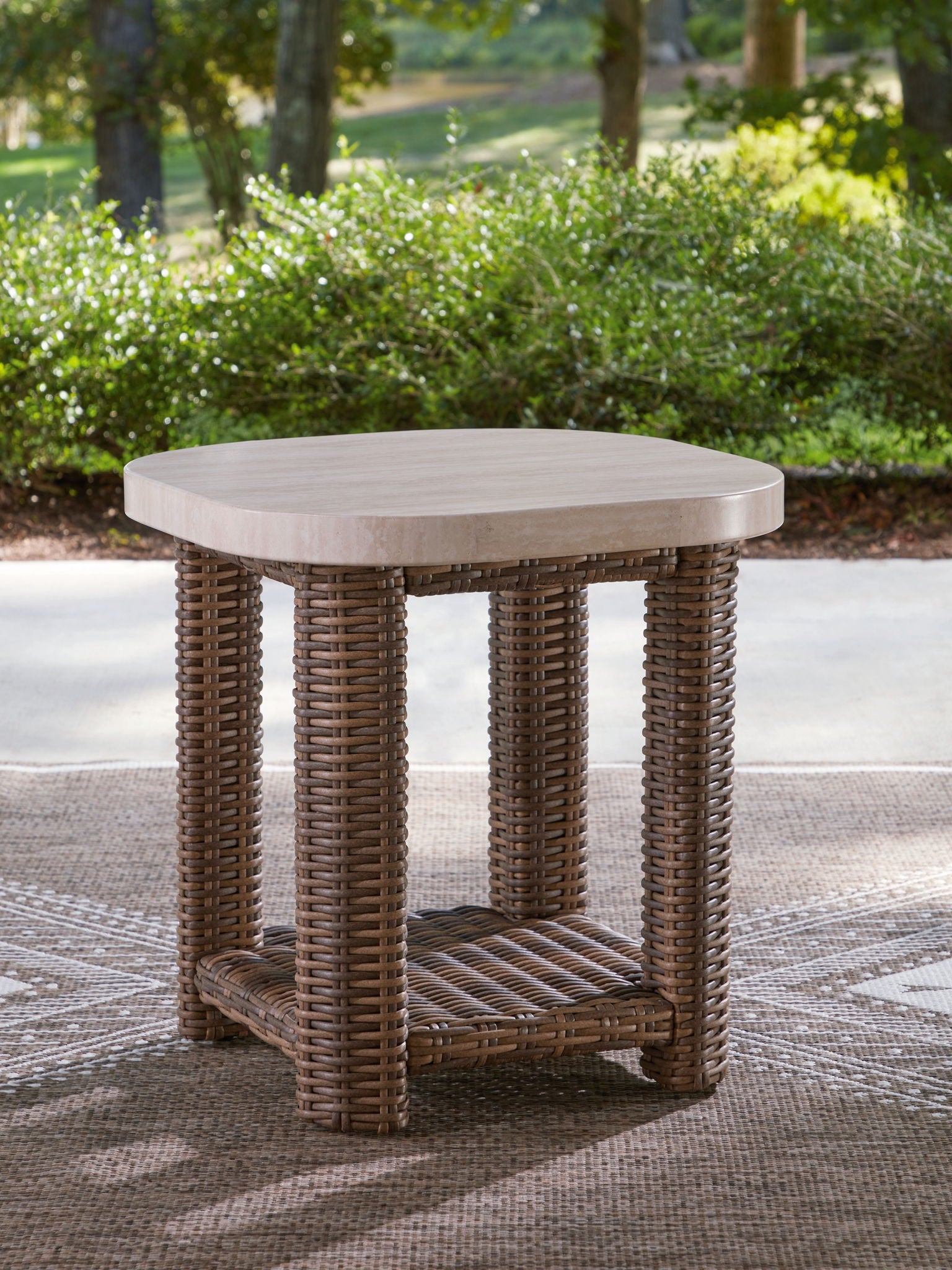 Dolan Creek - Table d'appoint carrée - Beige / Marron