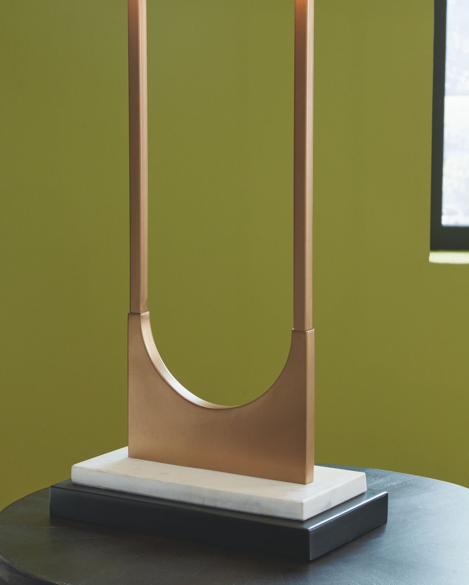 Malana - Lampe de table en métal - Finition laiton