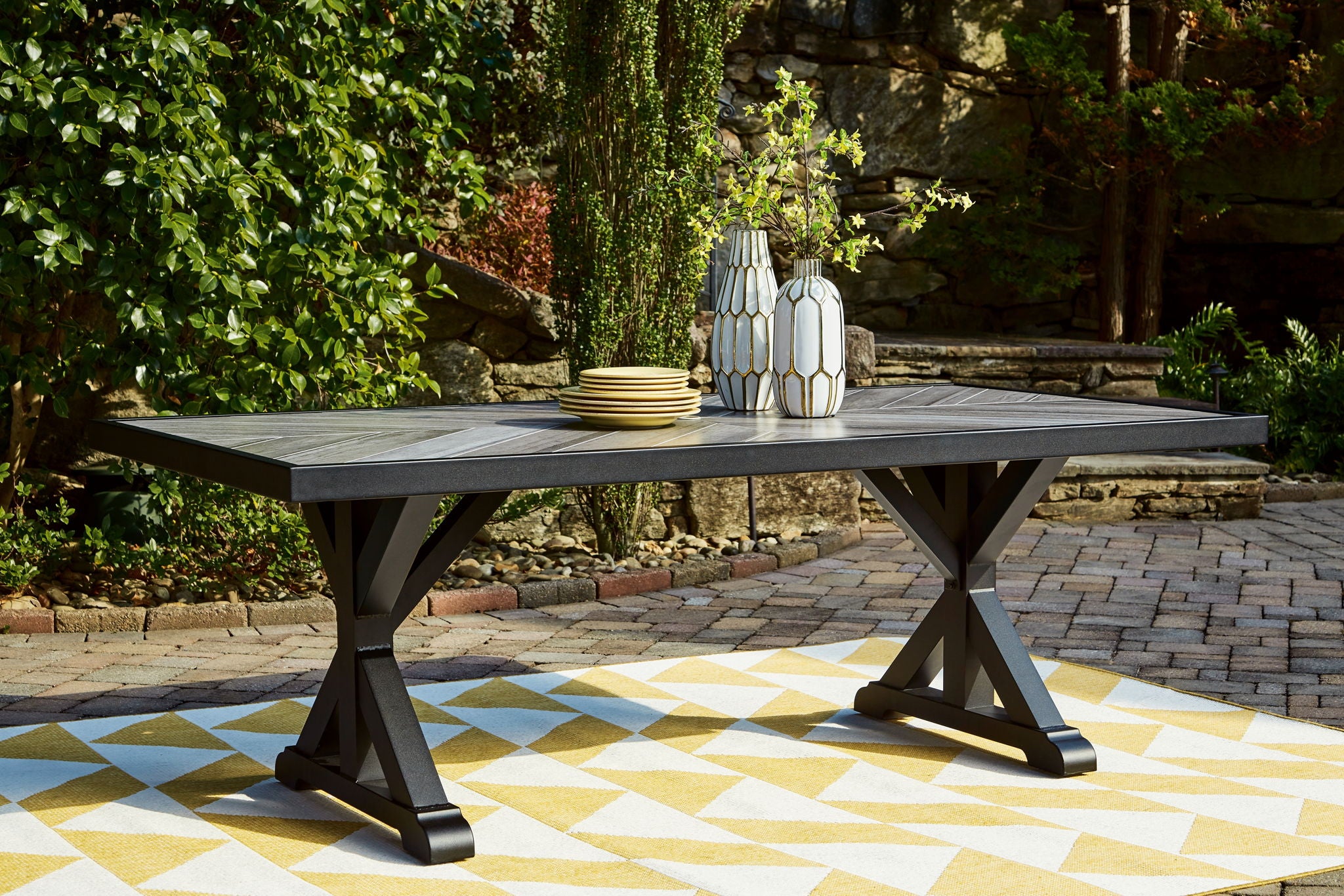 Beachcroft - Table à manger rectangulaire avec option parasol