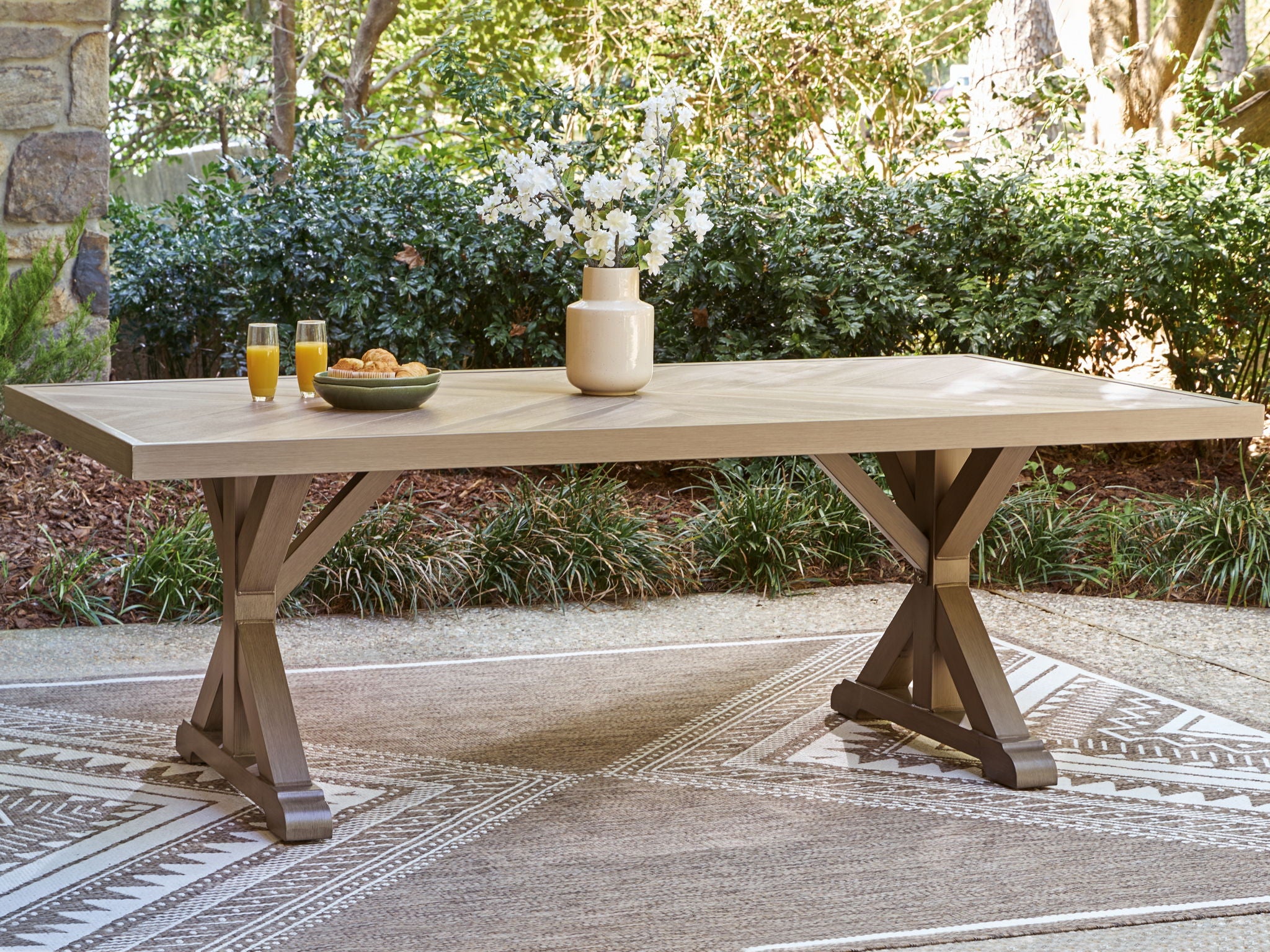 Laguna Heights - Table de salle à manger rectangulaire avec option parasol - Beige