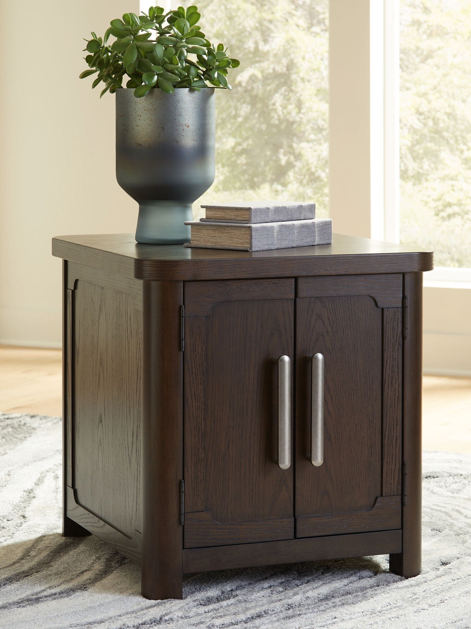 Breckington - Table d'appoint rectangulaire 2 portes - Brun foncé