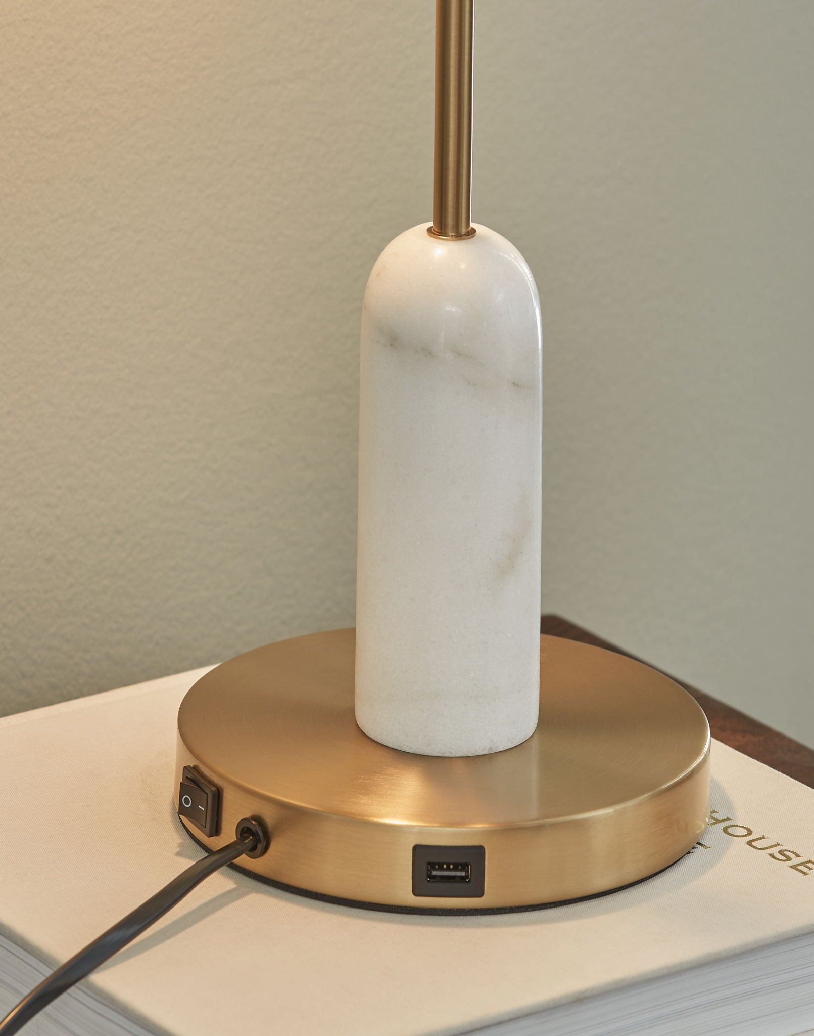 Rowleigh - Lampe de bureau en marbre - Finition or / Blanc