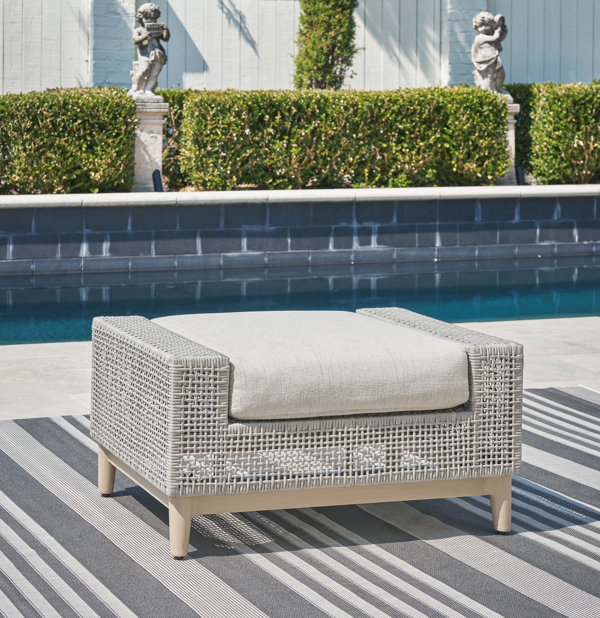 Seton Creek - Ottoman avec coussin - Gris