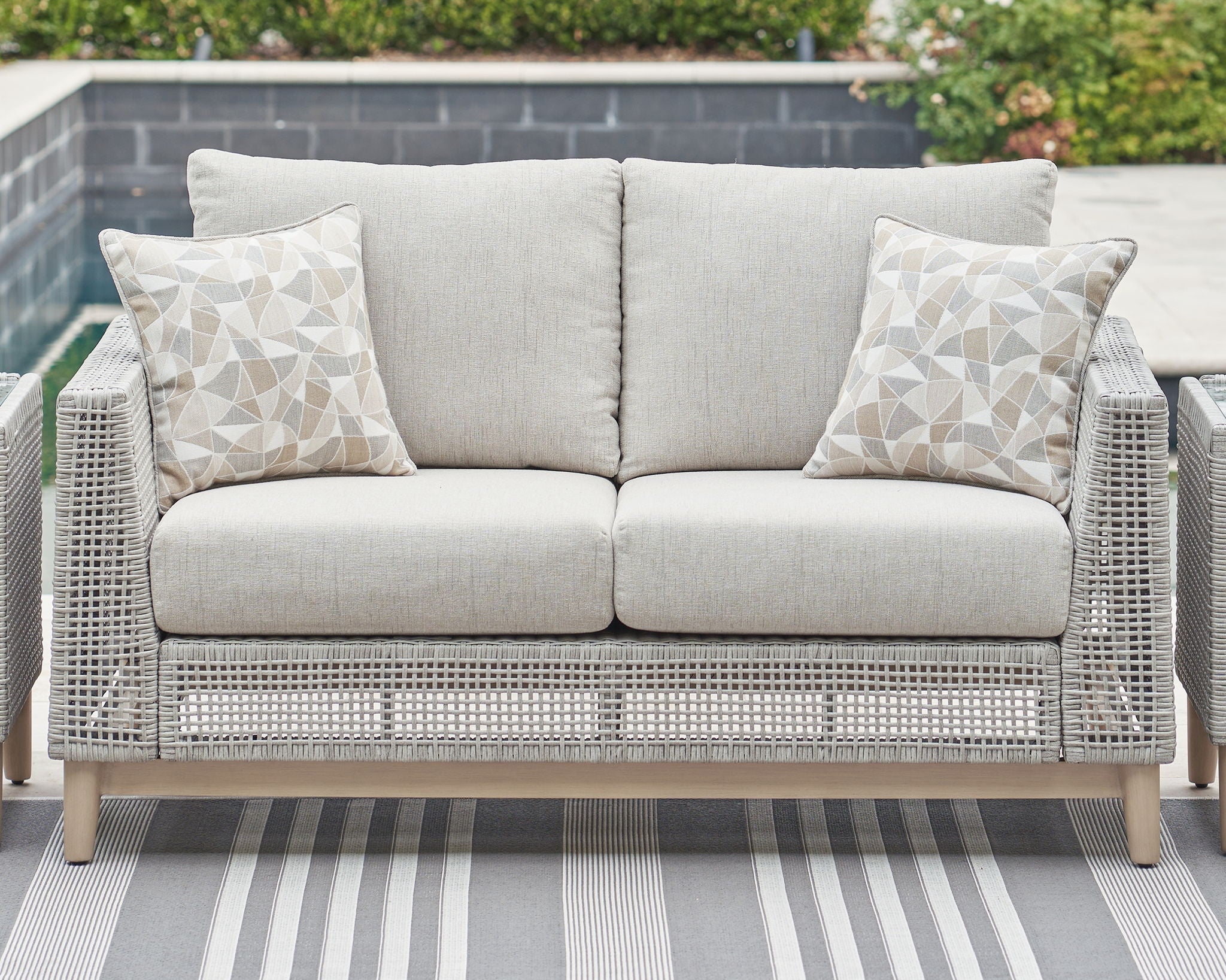 Seton Creek - Causeuse avec coussin - Gris
